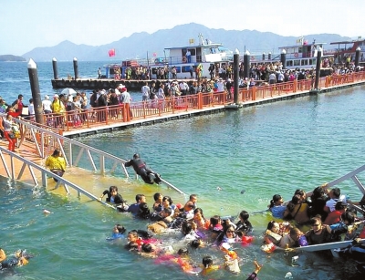 昨天，廬山西海景區(qū)過橋塌陷，致十數(shù)名游客落水。圖/東方IC