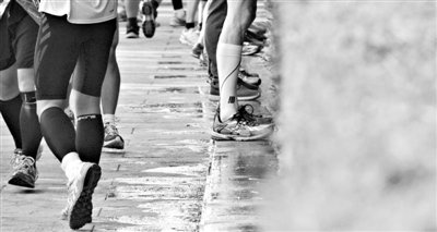 昨日，2013年北京馬拉松，因流動(dòng)廁所和公廁有限，很多選手都“就地解決”，地面上“水”流成河。