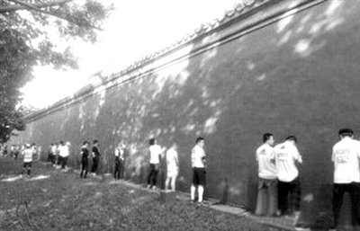 網(wǎng)友上傳的“北馬”選手集體“尿紅墻”圖片。