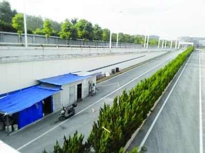 隧道內堆放著大量生活用品。