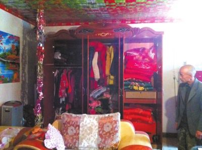 大衣柜里掛滿了各式衣服和挎包。