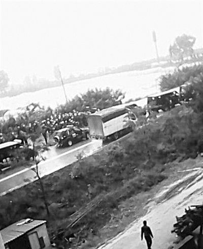 22日，云南晉寧數(shù)百村民與警方對(duì)峙。網(wǎng)絡(luò)截圖