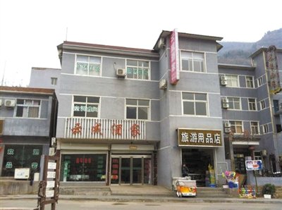 今年，胡萬林涉嫌非法行醫(yī)的地點(diǎn)，就在這座農(nóng)家賓館內(nèi)。