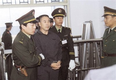 2000年9月30日，河南商丘，胡萬林被法警押上法庭。