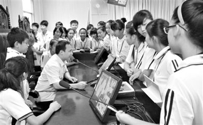 2013年5月30日，結(jié)合當(dāng)前國內(nèi)民眾普遍關(guān)注的“校長開房”、“強(qiáng)奸猥褻”等事件，廣西上思縣人民法院邀請中小學(xué)生到法院觀摩案件的庭審，提高他們的守法、維權(quán)意識(shí)。圖/IC