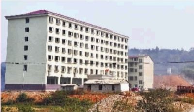  10月23日，長沙市岳麓區(qū)蓮花鎮(zhèn)云蓋村村委會的辦公大樓。  實習(xí)記者 李健 攝