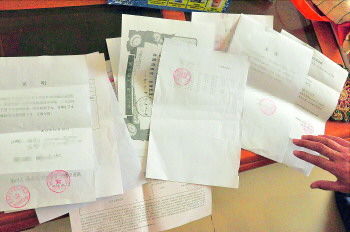 60歲的市民仇先生為了辦理公證所需的這些證明材料,半個(gè)月時(shí)間里跑了30多趟腿。記者　李萌博　攝