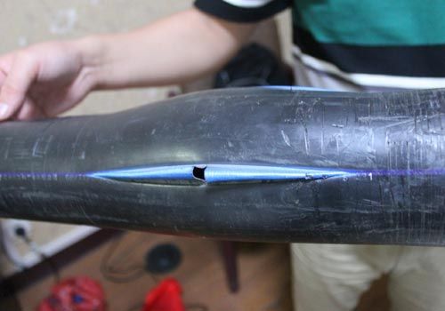 爆裂的水管，像被刀劃開(kāi)一樣