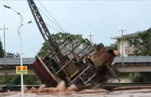 抽砂船卡在橋下。