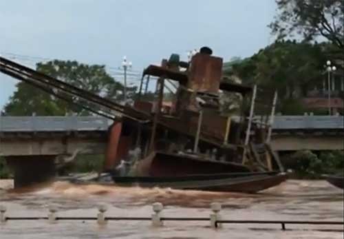 抽砂船卡在橋下。