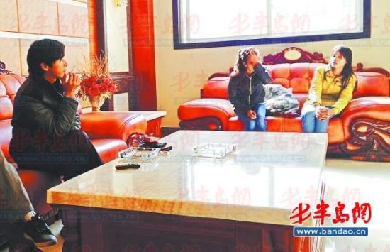 鄱陽湖鄉(xiāng)村大酒店內(nèi)，兩個本地男子帶著兩個外籍女子給記者