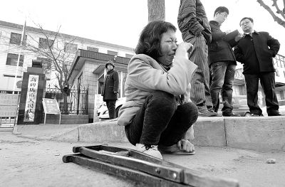 從法院出來以后，家屬和律師正在商量案情，夏鳳各在旁想著想著忍不住哭起來