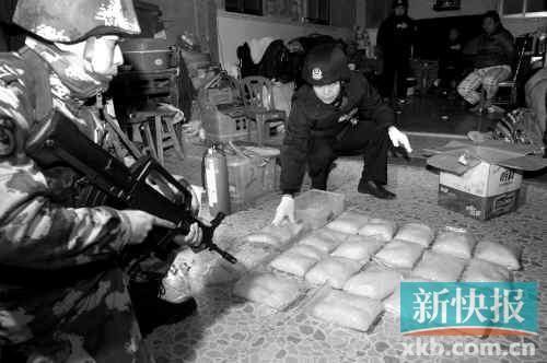 警方在村民家中搜獲大量冰毒。