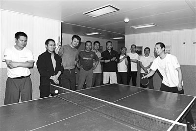 5日，“雪龍”號上的科考隊員在進行乒乓球比賽。新華社發(fā)