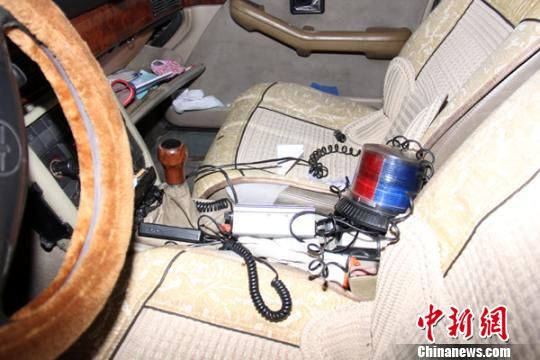 山西4人開(kāi)警車(chē)假冒交警上路執(zhí)勤罰款(圖)