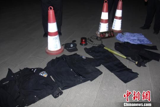 山西4人開(kāi)警車(chē)假冒交警上路執(zhí)勤罰款(圖)