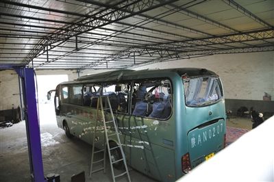 爆炸客車內(nèi)部已經(jīng)面目全非。據(jù)華商報(bào)