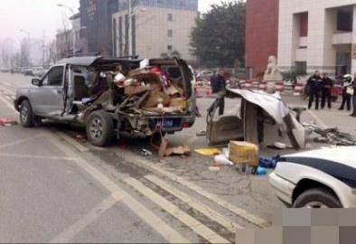 一輛越野車在車禍中受損嚴(yán)重。圖據(jù)網(wǎng)絡(luò)