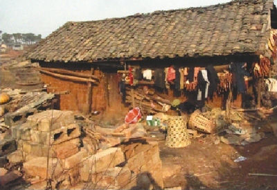 在村小的教室里,吉覺阿呷幫低年級學生削鉛筆。記者 張文攝