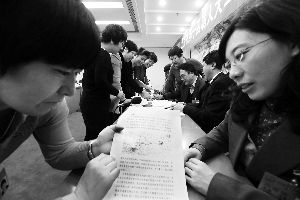 人大代表們就各自關心的話題熱烈討論。