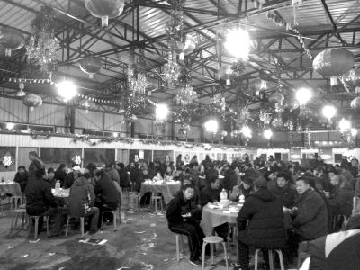 村主任孫女滿月宴席上，坐滿了前來道賀的村民。京華時(shí)報(bào)記者陶冉攝