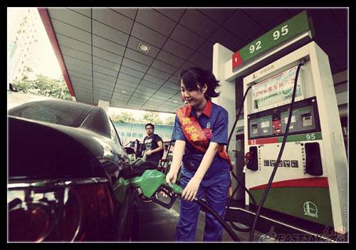 近日，有網(wǎng)友針對“超標(biāo)40倍事件”評價(jià)說：“國內(nèi)加油站在油里加水是普遍現(xiàn)象。只是量多量少的問題，車主