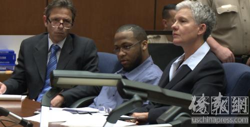 嫌犯鮑爾登（中）在法庭上。（僑報記者夏嘉攝）