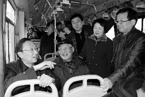 繆瑞林在車(chē)上與市民、乘委會(huì)委員交流 通訊員 卜照雪 攝