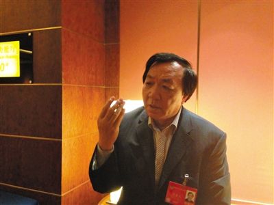 　昨日，在接受采訪時(shí)，何香久強(qiáng)調(diào)，大多公務(wù)員是勤勉工作的。