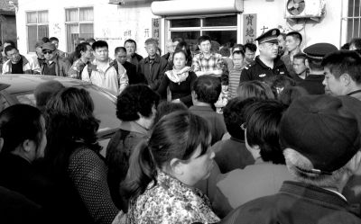 警方趕到現(xiàn)場，處理車胎被扎事件。