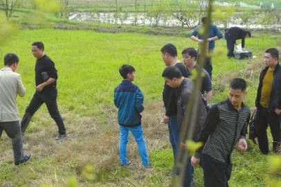 少年指認藏槍地點。