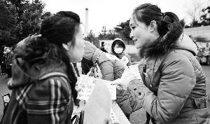 墓區(qū)服務(wù)員（右）見證了喪葬“綠化進程”。新華社發(fā)