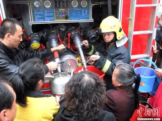 　4月11日，蘭州市自來水苯含量嚴(yán)重超標(biāo)，蘭州啟動公共突發(fā)事件應(yīng)急機(jī)制，緊急調(diào)配安全水源在居民區(qū)投放，圖為消防隊(duì)給西固蘭玻西社區(qū)居民送來水，市民排隊(duì)取水。裴強(qiáng) 攝 圖片來源：東方IC 版權(quán)作品 請勿轉(zhuǎn)載