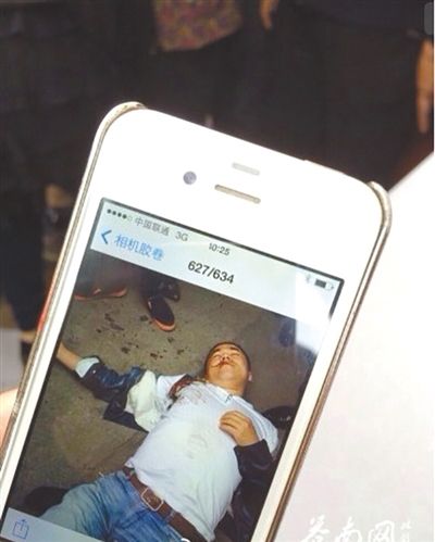 4月19日上午，目擊者拍到的黃祥拔被打現(xiàn)場(chǎng)圖片。網(wǎng)絡(luò)截圖