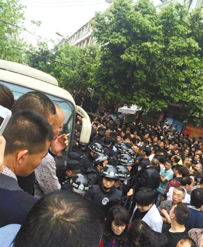 4月19日，蒼南縣靈溪鎮(zhèn)城管打人事件現(xiàn)場(chǎng)。網(wǎng)絡(luò)截圖