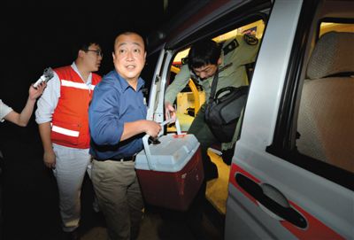 昨晚20時52分，活體心臟從直升機上取下后用救護車運抵安貞醫(yī)院。昨晚，一顆等待移植給北京安貞醫(yī)院一名12歲男孩的活體心臟，從廣西桂林啟運，4個多小時后順利抵達北京。