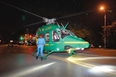 20∶48 直升機在安貞醫(yī)院西門北側(cè)200米的空地降落。