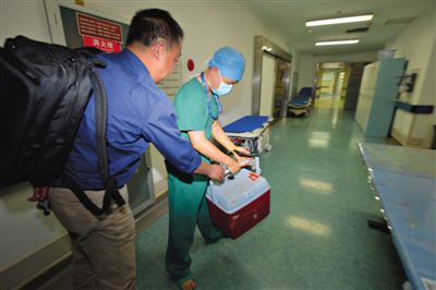 20∶55 活體心臟抵達安貞醫(yī)院手術(shù)室外交給醫(yī)生。