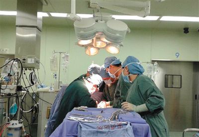 22∶30 手術(shù)正在緊張進行中，著名心臟外科專家孟旭主任主刀。