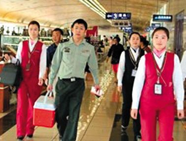 17∶25 南航工作人員引導(dǎo)陪運醫(yī)務(wù)人員走快速登機通道。網(wǎng)絡(luò)截圖