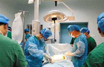 16∶00 葉勁的心臟摘取手術(shù)在桂林181醫(yī)院開始進行。網(wǎng)絡(luò)截圖