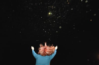 　20∶48 地勤指揮員向正在降落的直升機揮手表明降落地點。網(wǎng)絡(luò)截圖