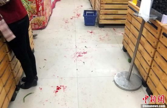   5月8日上午8時(shí)10分左右，江西省撫州市黎川縣日峰鎮(zhèn)家家樂(lè)超市發(fā)生一起持刀傷人案件。