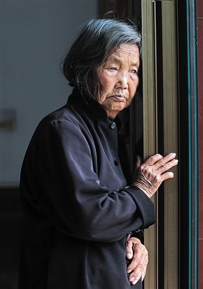 為了能“睡棺木”土葬，潘秀英四次喝農(nóng)藥自殺，后被搶救過(guò)來(lái)。