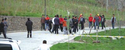 上圖：工廠保安拒絕外人入內(nèi)。下圖：工作人員戴上防護(hù)面具進(jìn)入現(xiàn)場?！把胍曅侣劇蔽⒉? width=