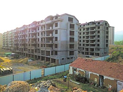 住宅樓的外立面還未裝修，但據(jù)售樓處工作人員介紹，第一批開盤已經(jīng)賣掉了99套。