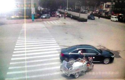 23日中午，陳母被突然噴毒。新京報(bào)記者 王瑞鋒 攝