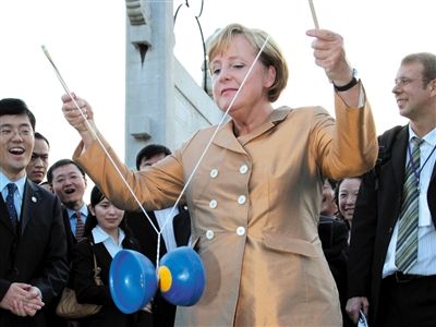2007年8月27日，北京，默克爾正在玩扯鈴。