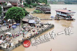 沙坪壩區(qū)磁器口，江水逼近休閑平臺(tái)。