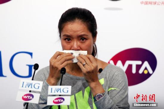 9月21日，李娜在北京召開退役發(fā)布會。圖為李娜在發(fā)布會上落淚。中新社發(fā) 韓海丹 攝